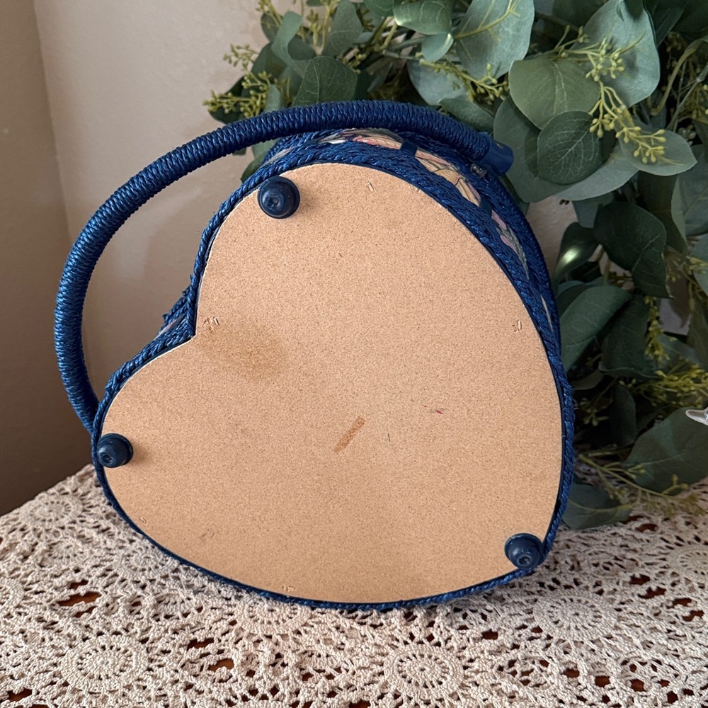 Vintage Heart-Shaped Floral Woven Basket for sewing - Picture 4 of 4